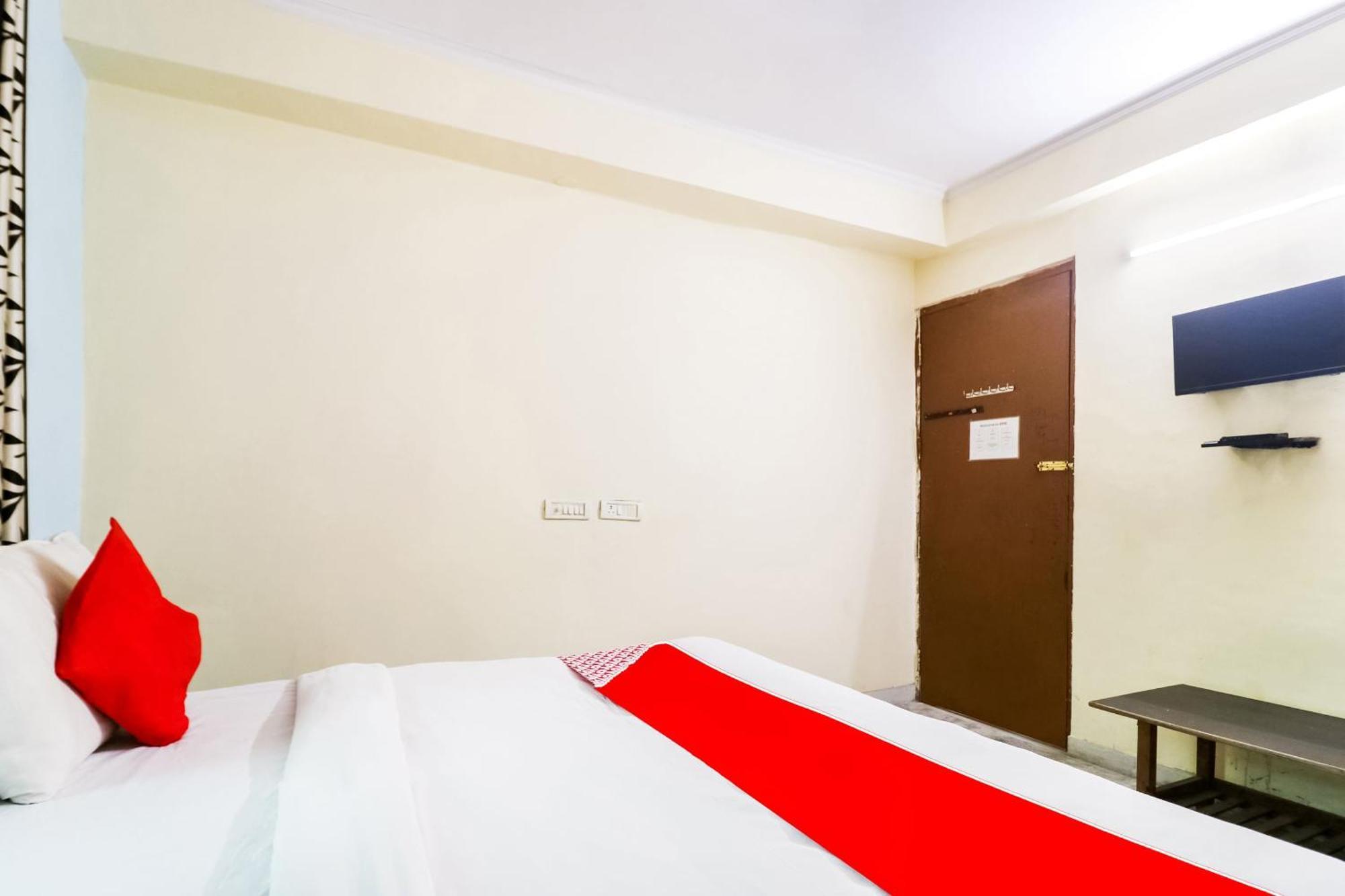 โอโย 73770 โฮเทล ดีไซร์ Hotel คูร์เคาน์ ภายนอก รูปภาพ